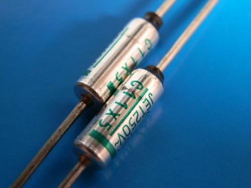 保險絲的性能受什么影響?